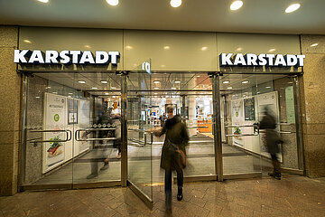 Deutschland  Bremen - Eingang zu Galeria Bremen (Karstadt)  Teil der abstuerzenden Signa-Gruppe