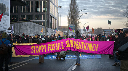 Zur COP 28: Protest gegen fossile Subventionen in Berlin