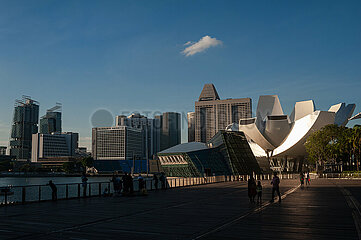 Singapur  Republik Singapur  Uferpromenade in Marina Bay mit Skyline und ArtScience Museum