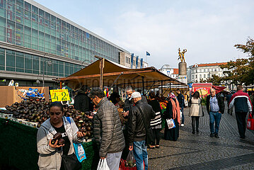 Deutschland  Berlin - Marktstand am Hermannplatz  zentraler Platz in Neukoelln