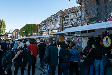 Deutschland  Berlin - Flohmarkt RAW immer am Wochenende auf dem RAW-Gelaende im Stadtteil Friedrichshain