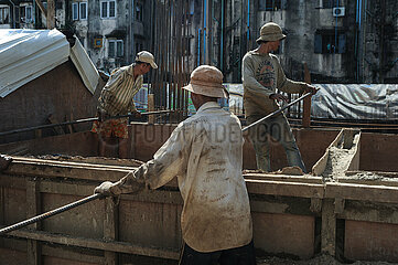 Yangon  Myanmar  Arbeiter auf einer Baustelle im Zentrum der ehemaligen Hauptstadt Rangun