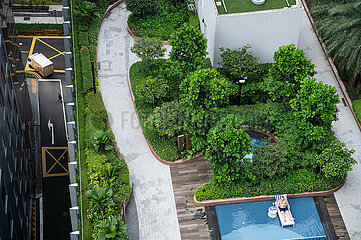Singapur  Republik Singapur  Citadines Dachterrasse mit Schwimmbecken im Raffles Place Geschaeftszentrum