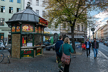 Deutschland  Berlin - Doener-Imbiss und Passanten am Rio-Reiser-Platz (Oranienstrasse) im Stadtteil Kreuzberg