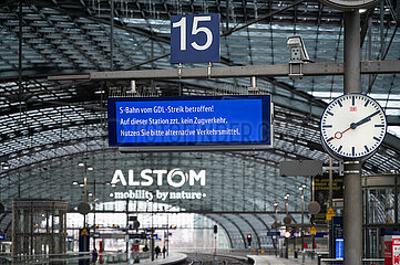 Berlin  Deutschland  Anzeigetafel ueber leeren Bahnsteigen auf dem Berliner Hauptbahnhof waehrend eines Warnstreiks der GDL