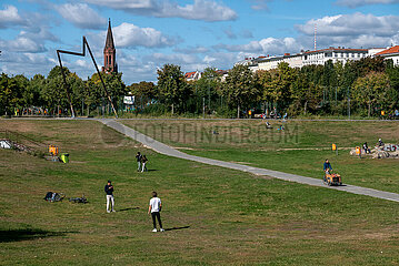 Deutschland  Berlin - Lausitzer Park im Stadtteil Kreuzberg  links die evangelische Emmaus-Kirche