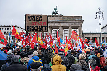 Berlin  Deutschland  Menschen demonstrieren vor dem Brandenburger Tor im Bezirk Mitte fuer den Frieden