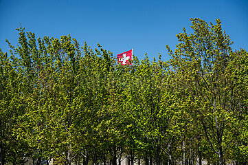 Berlin  Deutschland  Die Schweizerfahne weht auf der Schweizerischen Botschaft in Berlin-Tiergarten