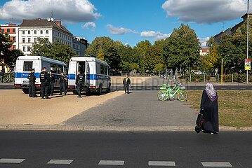 Deutschland  Berlin - Strassenszene mit Bereitschaftspolizei am Oranienplatz im Stadtteil Kreuzberg