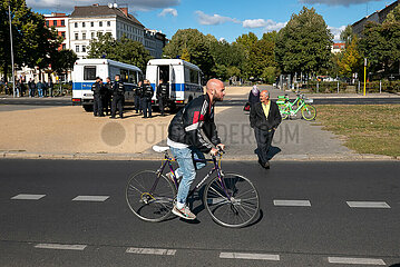 Deutschland  Berlin - Strassenszene mit Fahrradfahrer Bereitschaftspolizei am Oranienplatz im Stadtteil Kreuzberg