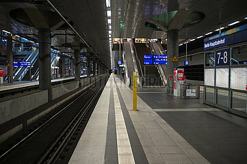 Berlin  Deutschland  Leere Bahnsteige auf dem Berliner Hauptbahnhof waehrend eines Warnstreiks der GDL