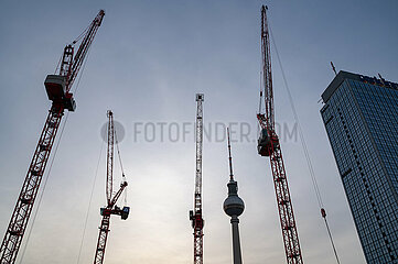 Berlin  Deutschland  Berliner Fernsehturm am Alexanderplatz mit Baukraenen auf der Baustelle des Covivio-Hochhaus