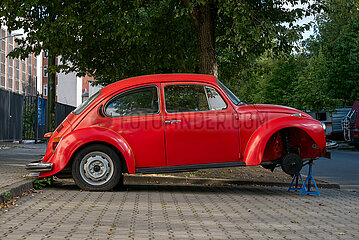 Deutschland  Berlin - aufgebockter  roter VW Kaefer