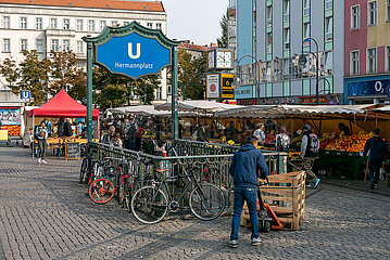 Deutschland  Berlin - Buden und Eingang zur U-Bahn am Hermannplatz  zentraler Platz in Neukoelln