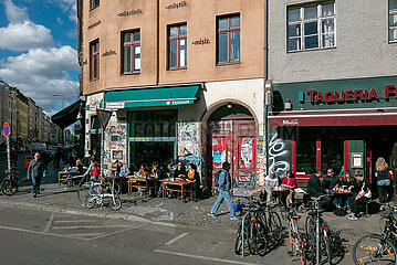 Deutschland  Berlin - Strassencafe am Rio-Reiser-Platz (Oranienstrasse) im Stadtteil Kreuzberg