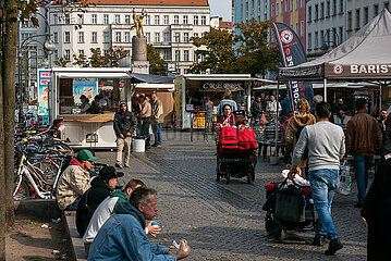 Deutschland  Berlin - Imbissbuden am Hermannplatz  zentraler Platz in Neukoelln