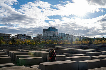 Berlin  Deutschland  Stadtbild mit dem Denkmal fuer die ermordeten Juden Europas und Potsdamer Platz