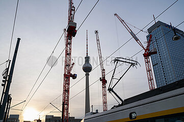 Berlin  Deutschland  Berliner Fernsehturm am Alexanderplatz mit Baukraenen auf der Baustelle des Covivio-Hochhaus