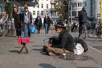 Deutschland  Berlin - Obdachloser bittet um Spenden am Hermannplatz (Stadtteil Neukoelln)