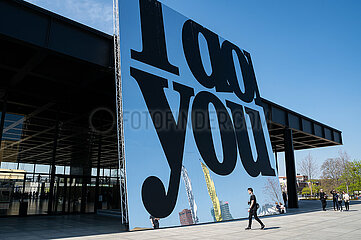 Berlin  Deutschland  Besucher vor der Spiegelinstallation 'I do You' in der Neuen Nationalgalerie