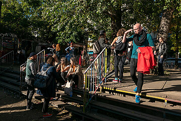 Deutschland  Berlin - Leute aus der alternativen Szene am Eingang zum Flohmarkt RAW auf dem RAW-Gelaende im Stadtteil Friedrichshain