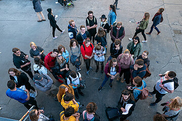 Deutschland  Berlin - Gruppe von jungen Leuten mit Reiseleitung beim Flohmarkt RAW auf dem RAW-Gelaende im Stadtteil Friedrichshain
