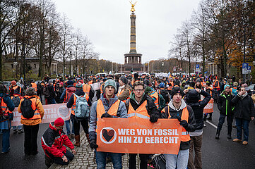 Berlin  Deutschland  Demonstranten der Klimagruppe 'Letzte Generation' blockieren die Strasse des 17. Juni im Tiergarten