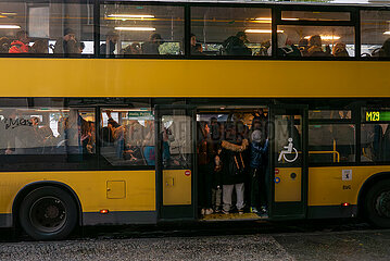 Deutschland  Berlin - ueberfuellter Bus der Linie M29 im Stadtteil Kreuzberg