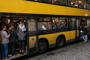 Deutschland  Berlin - ueberfuellter Bus der Linie M29 im Stadtteil Kreuzberg