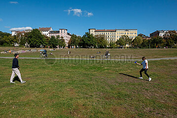 Deutschland  Berlin - Lausitzer Park im Stadtteil Kreuzberg  zwei junge Maenner spielen eine Art Beachtennis