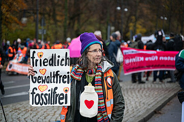 Berlin  Deutschland  Demonstranten der Klimagruppe 'Letzte Generation' blockieren die Strasse des 17. Juni im Tiergarten