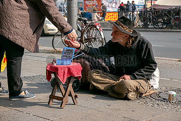 Deutschland  Berlin - Obdachloser bittet um Spenden am Hermannplatz (Stadtteil Neukoelln)