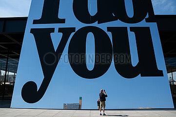 Berlin  Deutschland  Besucher vor der Spiegelinstallation 'I do You' in der Neuen Nationalgalerie