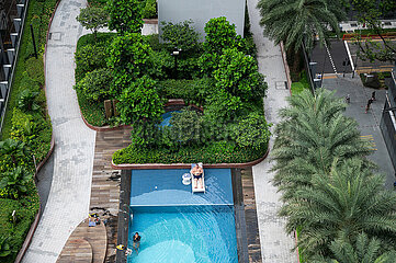 Singapur  Republik Singapur  Citadines Dachterrasse mit Schwimmbecken im Raffles Place Geschaeftszentrum