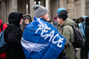 Berlin  Deutschland  Menschen demonstrieren vor dem Brandenburger Tor im Bezirk Mitte fuer den Frieden