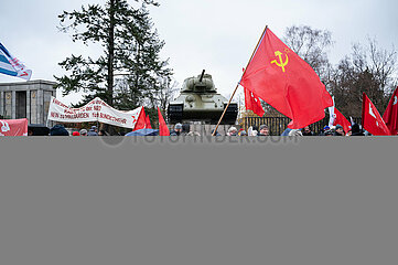 Berlin  Deutschland  Ein Demonstrant mit sowjetischer Flagge am Sowjetischen Ehrenmal in Tiergarten