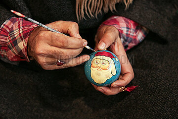 Artisans Manufacturing Christmas Decorations For Christmas Day