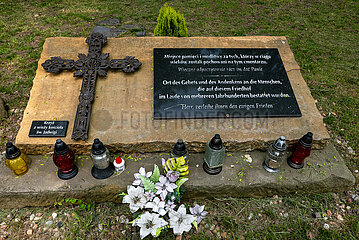Polen  Wroclaw - polnisch-deutsche Gedenktafel auf einem Friedhof  der die Deutschen  die hier bis 1945 beerdigt wurden mit einschliesst