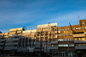 Polen  Wroclaw - Fassade eines maroden in Renovierung befindlichen Neubaus aus der sozialistischen Zeit