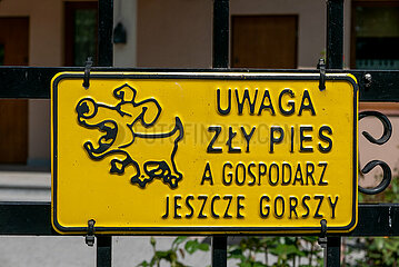 Polen  Wroclaw - Warnung vor dem Hund: Achtung boeser Hund  Und Besitzer ist noch schlimmer