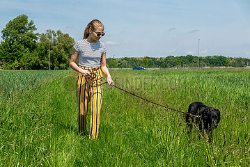 Polen  Wroclaw - Maedchen geht Gassi mit Hund der Familie