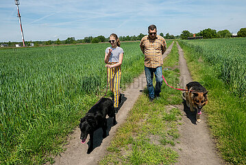 Polen  Wroclaw - Vater und Tochter gehen Gassi mit Hunden der Familie