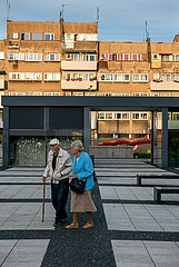 Polen  Wroclaw - Rentnerpaar am Platz Neumarkt (Plac Nowy Targ) im Stadtzentrum  hinten ein Neubau in der Abendsonne