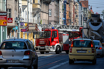 Polen  Poznan - Feuerwehr und Autos auf der Ulica Dabrawskiego  Hauptstrasse im Stadtteil Jezyce