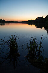 Polen  Poznan - Sonnenuntergang am Baggersee Rusalka im Stadtgebiet