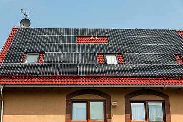 Polen  Wroclaw - Sonnenkollektoren auf einem Privathaus