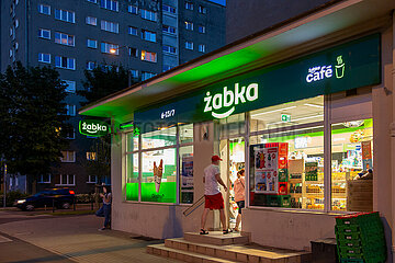 Polen  Poznan - Mini-Supermarkt der polnischen Franchisingkette Zabka  spezialisiert auf Spaetkauf und wenig Wartezeit  dafue teurer