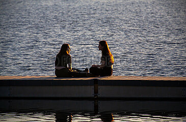 Polen  Poznan - Zwei Freundinnen im Teenageralter unterhalten sich an einem Badesee im Stadtgebiet