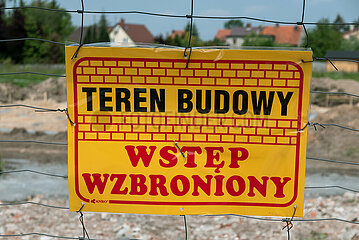 Polen  Wroclaw - Schild BAUSTELLE - ZUTRITT VERBOTEN auf polnisch teren budowy- wstep wzbroniony