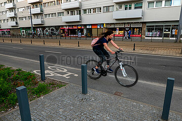 Polen  Wroclaw - Fahrradfahrerin im Stadtzentrum